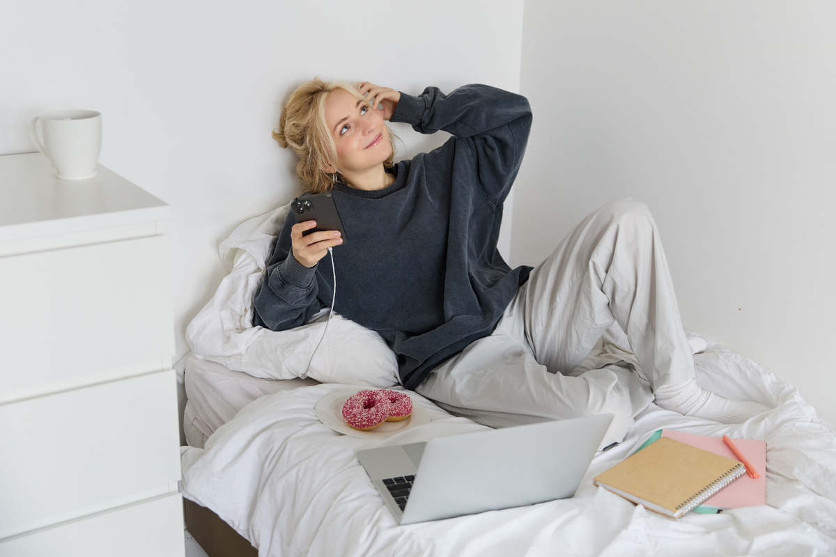 Не рекомендуем перекусывать сладким, а лежа на диване - тем более