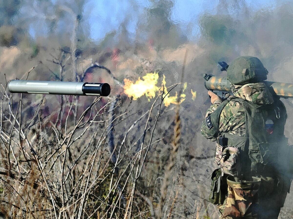    Военнослужащий ВС РФ стреляет из реактивного пехотного огнемета РПО-А "Шмель"© РИА Новости / Алексей Майшев