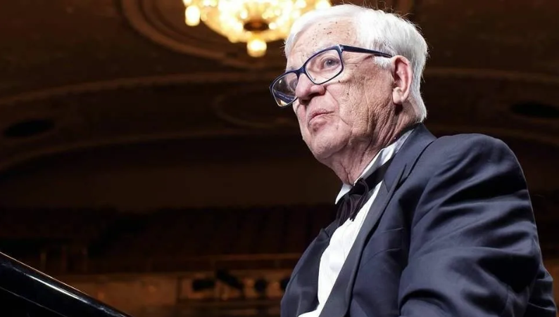 Композитору Раймонду Паулсу в следующем году исполнится 90 лет, и он по-прежнему в строю.