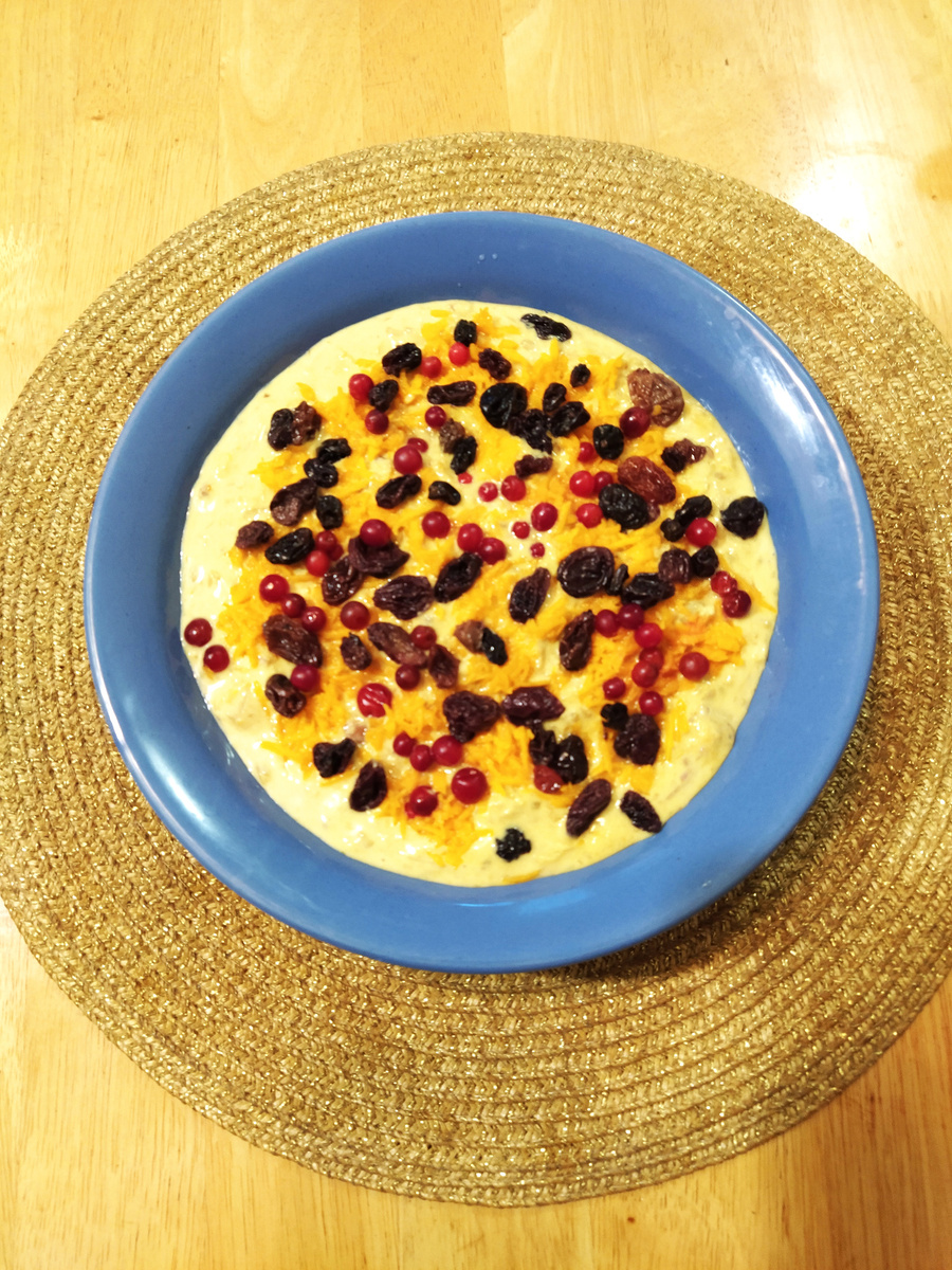 Овсяные хлопья с кефиром, сухофруктами, тыквой, яблоком, ягодами, куркумой, мёдом