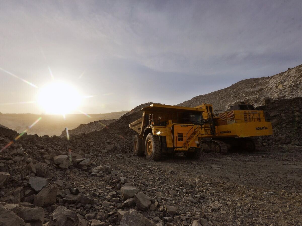    Погрузка золотосодержащей руды в самосвал на золотодобывающем предприятии ОАО "Южуралзолото Группа Компаний", входящем в группу компаний "ЮГК" в Челябинской области© РИА Новости / Александр Кондратюк