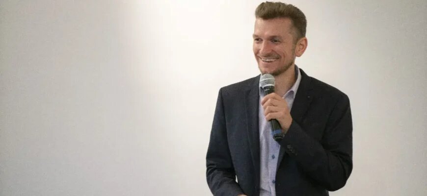    Автор книги «Оратор на миллиард» Евгений Чернов. Изображение для заметки о проблемах в современном ораторском искусстве Алёна Руссу