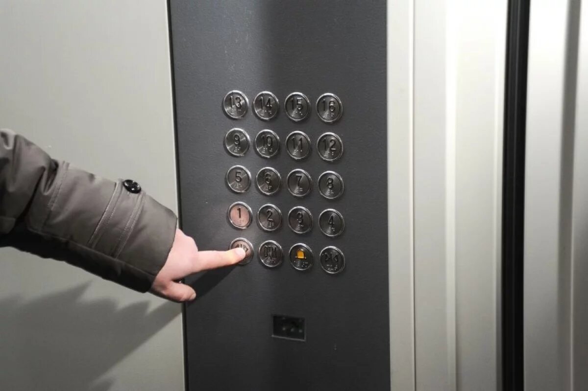    Двое тюменцев провели ночь в застрявшем лифте новостройки