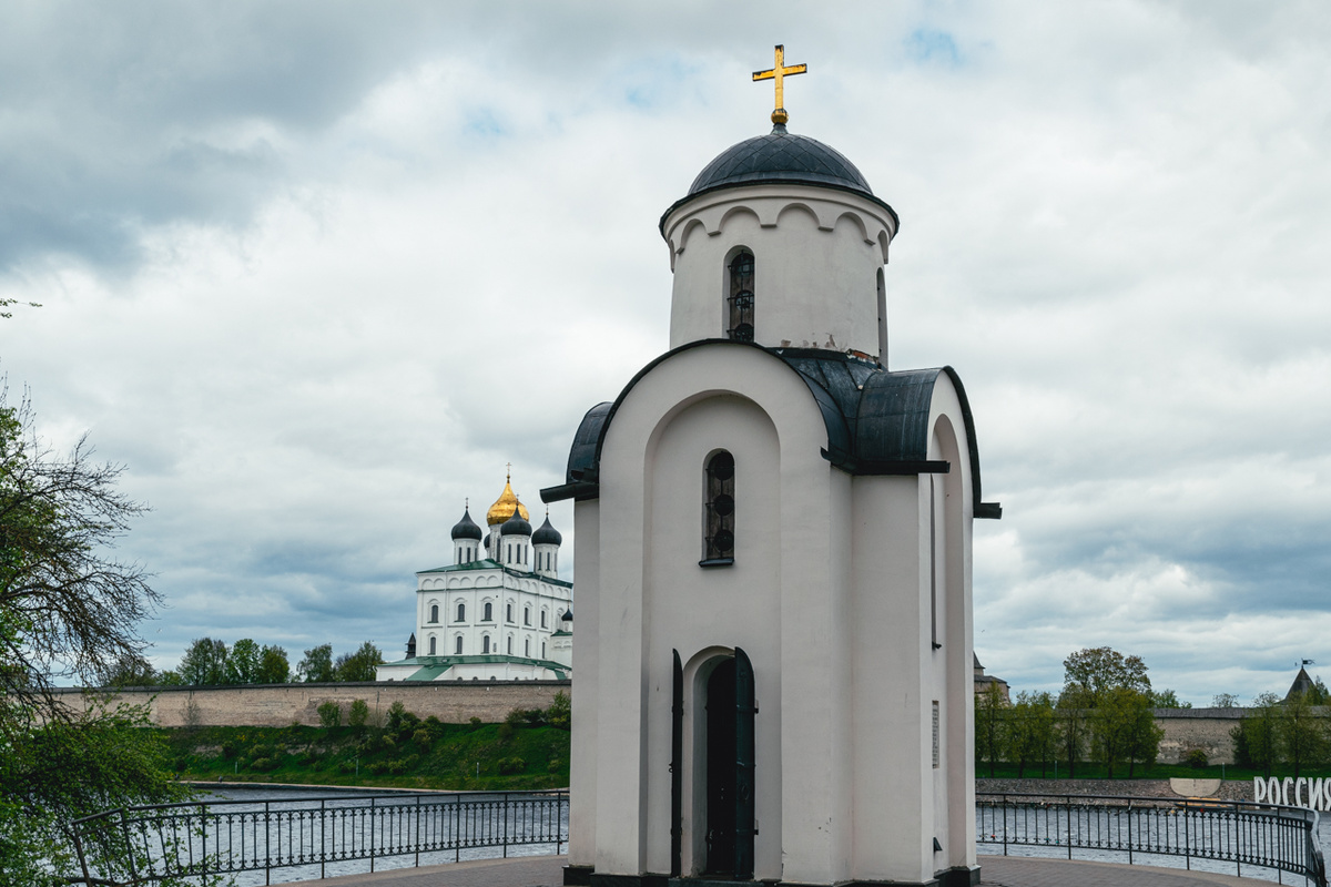 Ольгинская часовня, которая построена на месте, где Ольге было видение. Вид на Псковский кремль. Фото автора