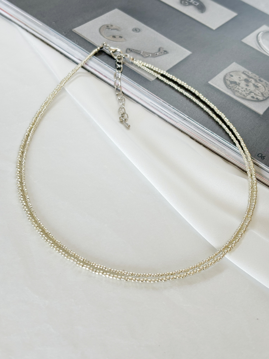 На фотографии видно, как деликатно блестит этот чокер, словно сотканный из лунного света.