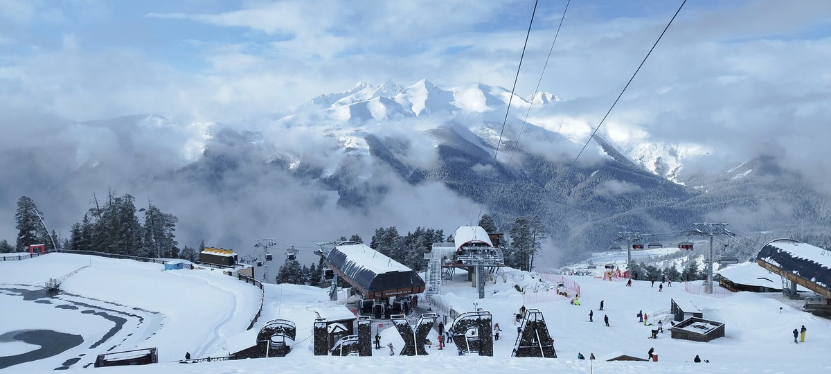 Вид с южного склона курорта Архыз (Фото команды BRUSNIKA TRAVEL)