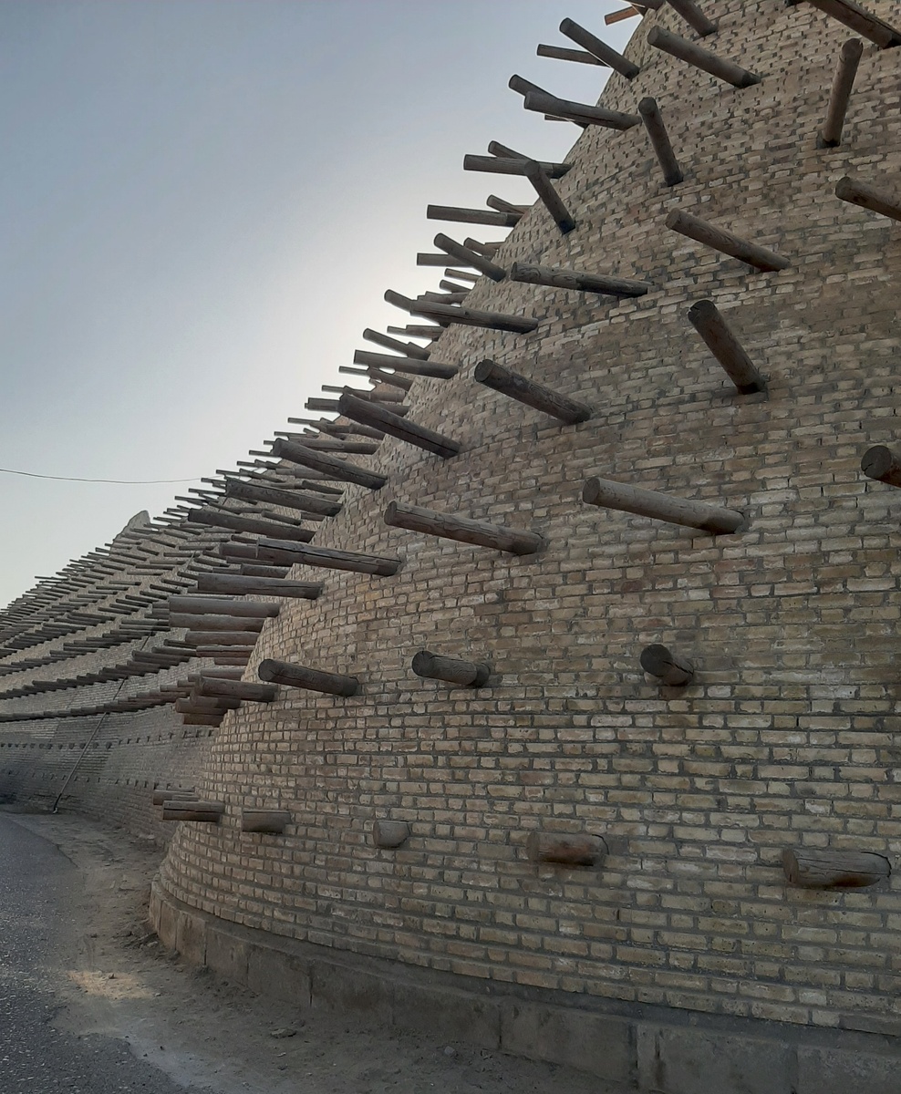 Протяженность стен крепости — 789 метров.