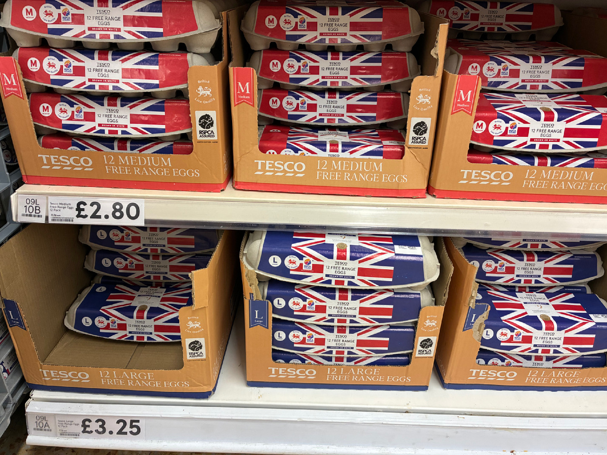 Куриные яйца в Tesco, упаковки по 12 шт. Яйца являются free range, что означает, что куры, которые их снесли, содержались в условиях свободного выгула. Цены в зависимости от размера яиц: средние (medium) - £2.80 (295 руб.), крупные (large) - £3.25 (343 руб.), очень крупные (extra large) стоит £3.25 (343 руб.) Фото из личного архива