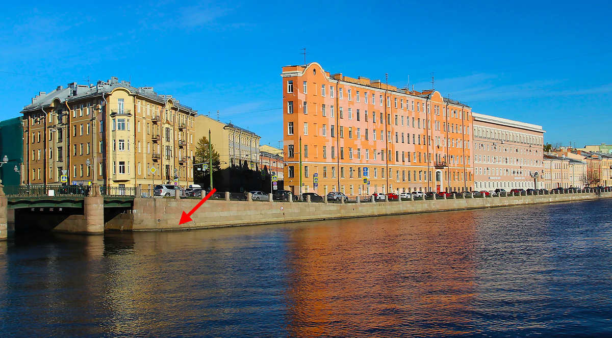 Вот тут был кот (место, указанное стрелкой)