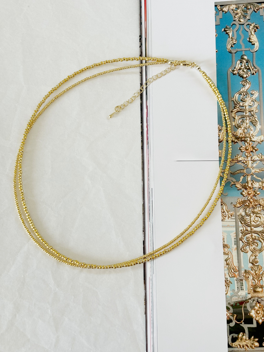 Выполнен из японского бисера Toho с устойчивым золотым покрытием (размеры 11/0 и 15/0) – это гарантия роскошного блеска и долговечности. 