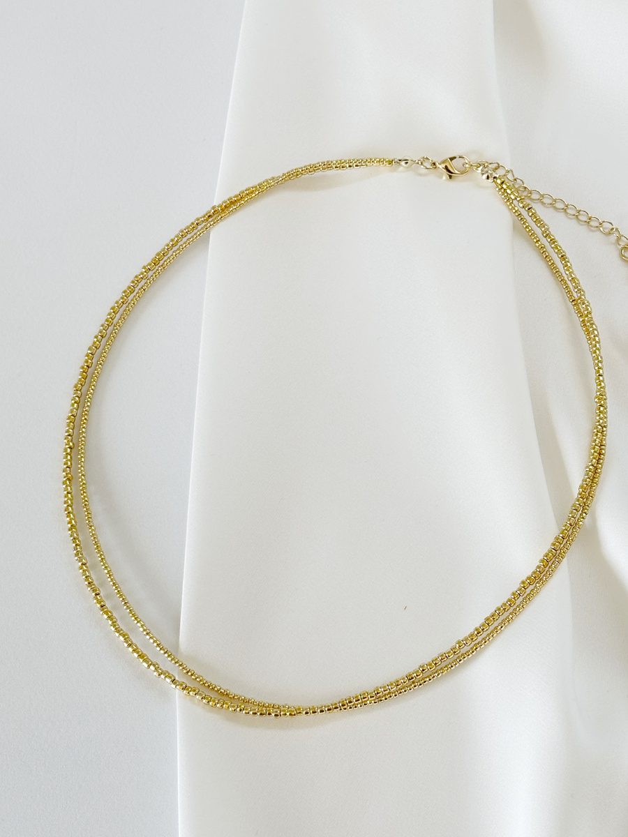 Этот золотой чокер будет уместен как в повседневном образе, так и на вечернем мероприятии.