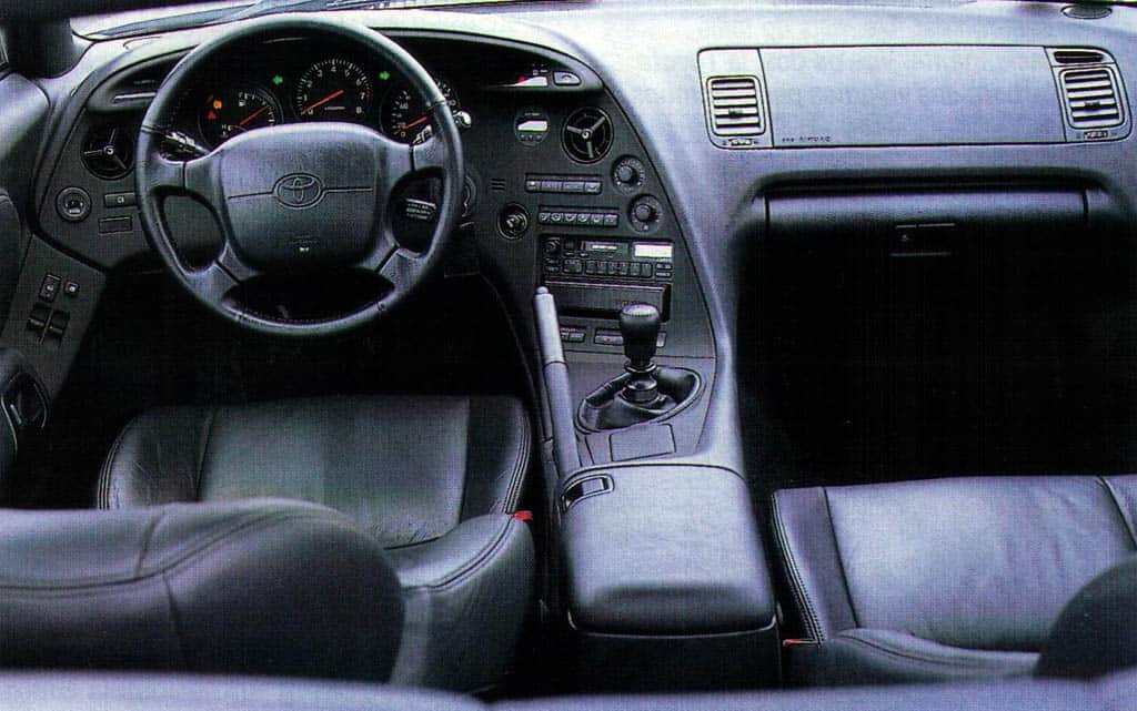 В отличие от 968-го, Тойота Супра имела комфортабельный салон со всеми комфортными опциями