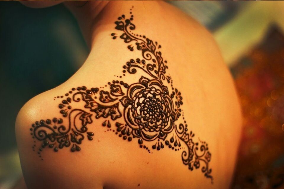 Символическая изображение цветов в мехенди не только красиво, но имеет ритуальный и обережный характер