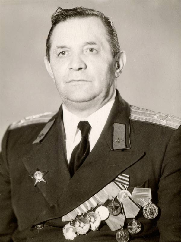 Рябченко Тихон Лукьянович
(11.08.1903 - 04.07.1979)
Лётчик-испытатель Первого класса,
полковник авиации ВВС СССР