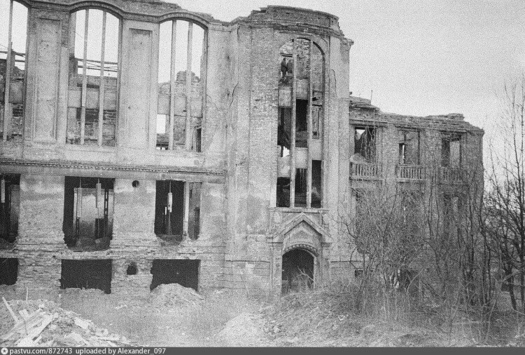 Руинированное здание Штадтхалле. 