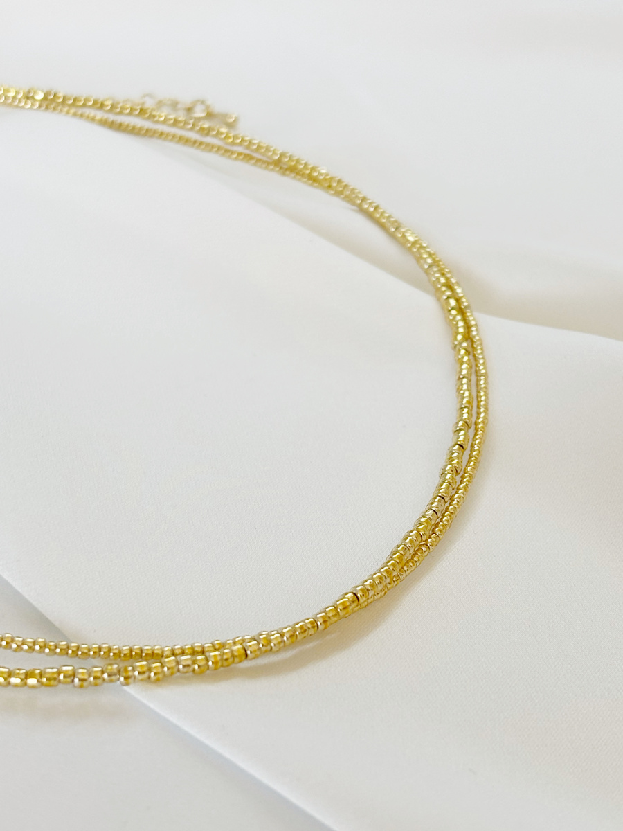 Золотой чокер добавляет элегантности и изысканности.