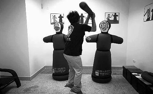 Своё развитие идея начала с манекенов для битья, на которые можно было налепить "лицо" начальника или просто какого-то противного коллеги и отлупить его битой.