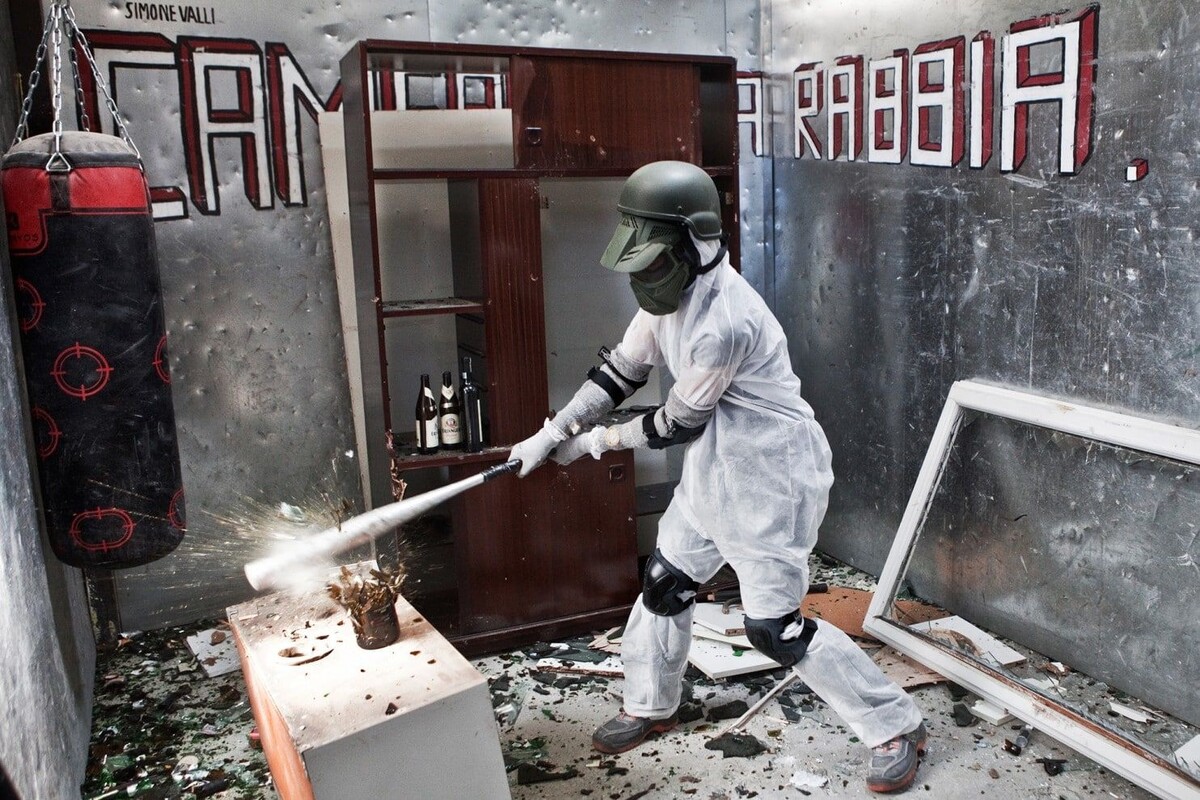 Комнаты ярости могут быть оборудованы мебелью, включать в себя предметы быта, телевизоры, посуду, декор. Посетителям также разрешается приносить свои вещи для уничтожения.