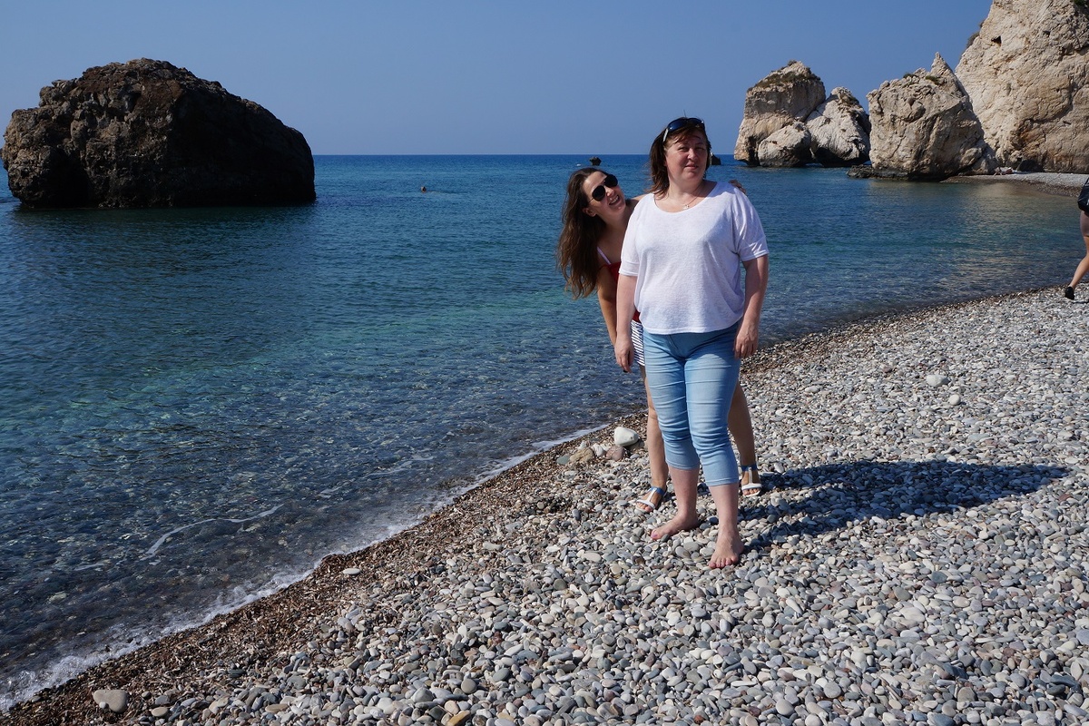 плавать вокруг этого темного камушка