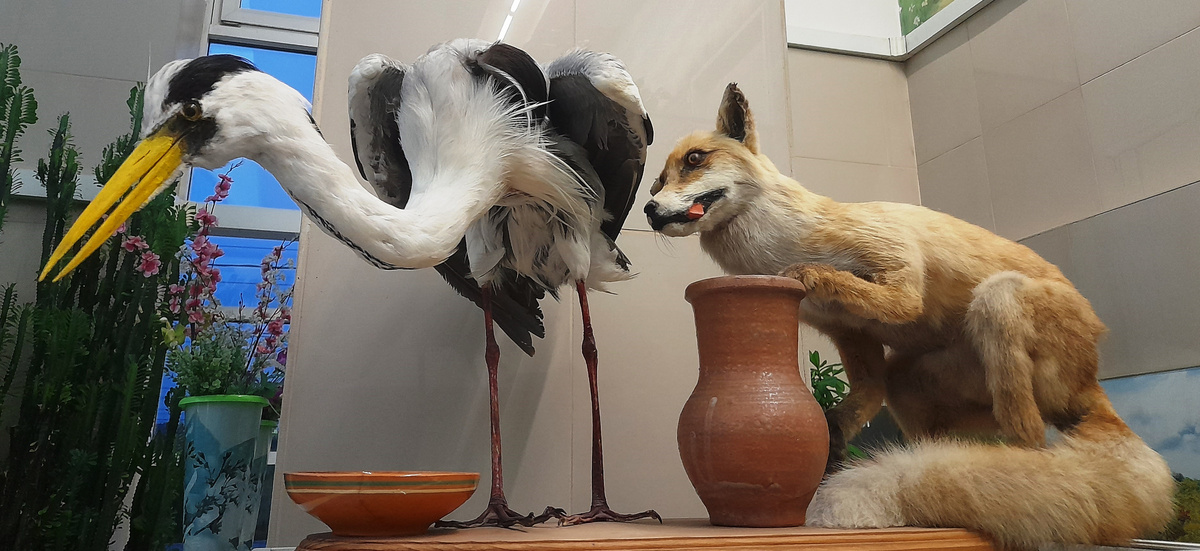 Чучела журавля и лисицы на вокзале г. Чебаркуль