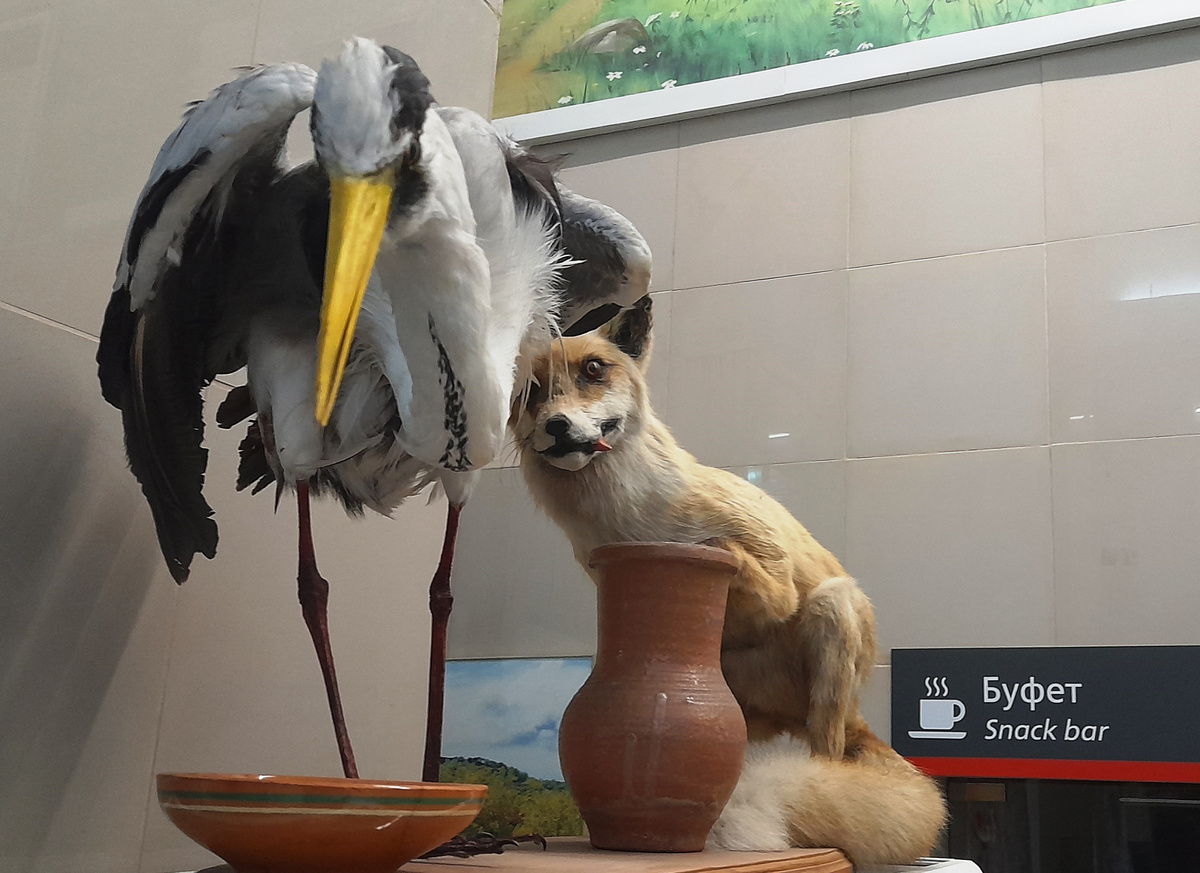 Чучела журавля и лисицы на вокзале г. Чебаркуль