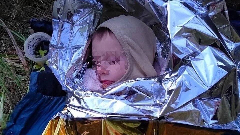 Плач, который услышали: как пятилетний мальчик, дрожащий от страха, был найден