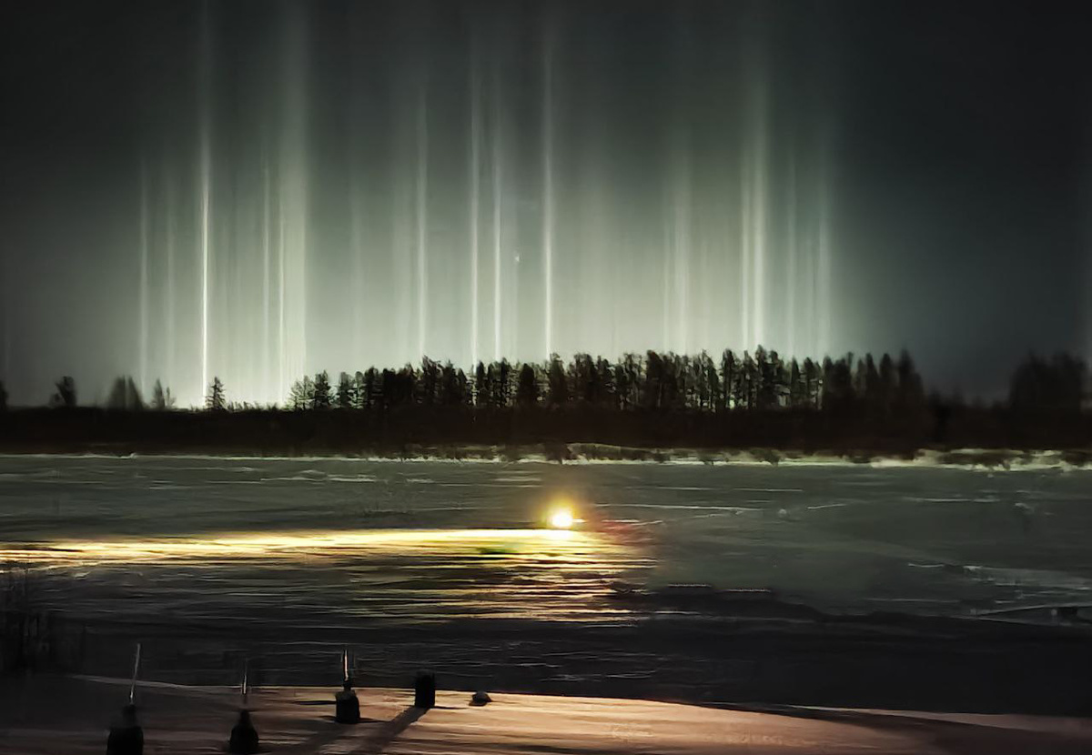 Световые столбы в Верхнеколымском районе Якутии. Фото: газета «Колымские новости» / t.me/kolnews_zyr
