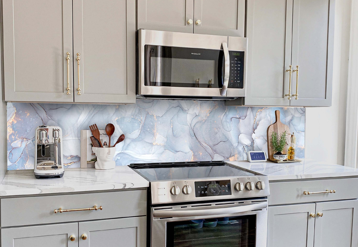 Спорное решение. Мне кажется, фасад микроволновки будет постоянно заляпываться. 