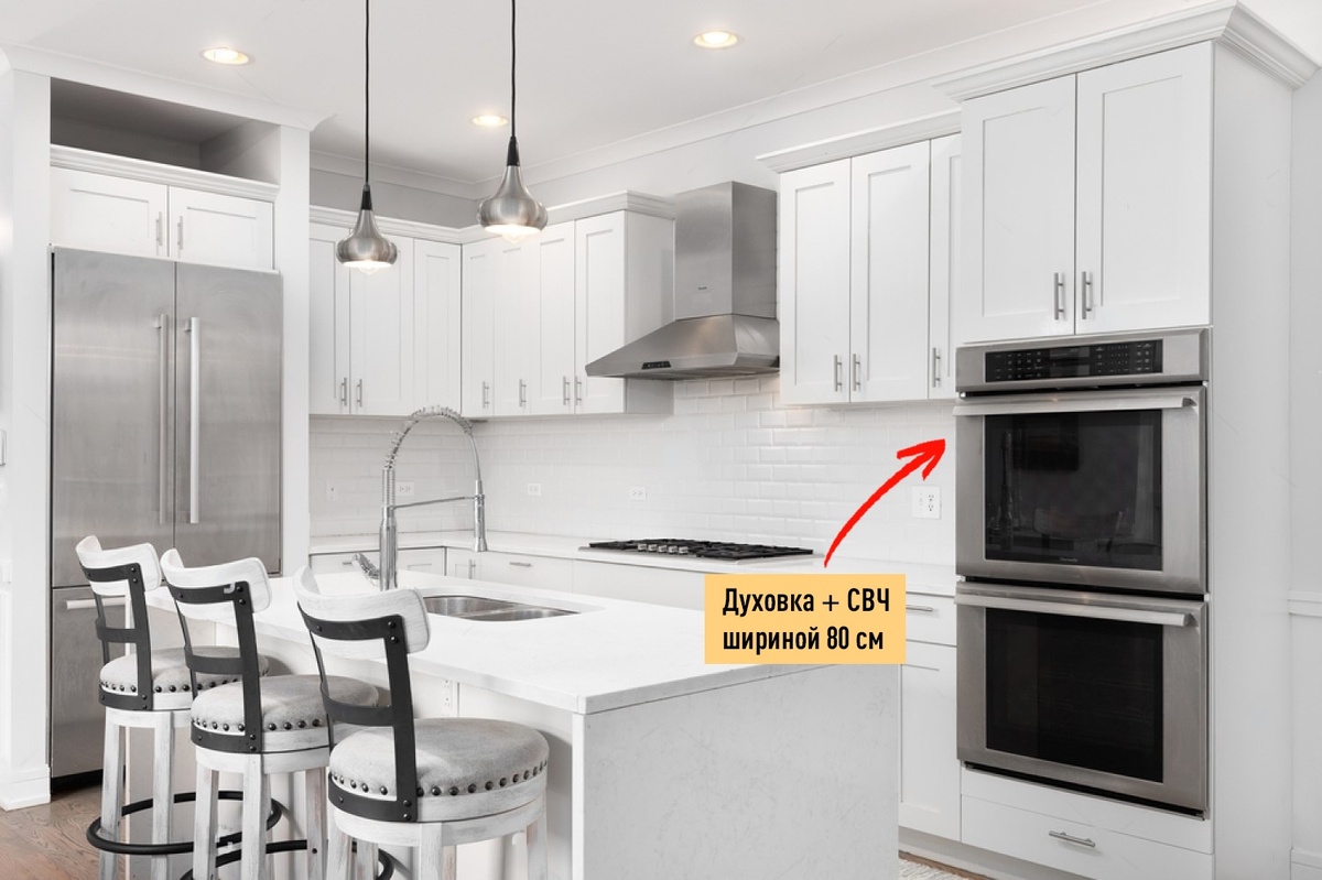 Размеры техники впечатляют: варочная панель и холодильник тоже не маленькие