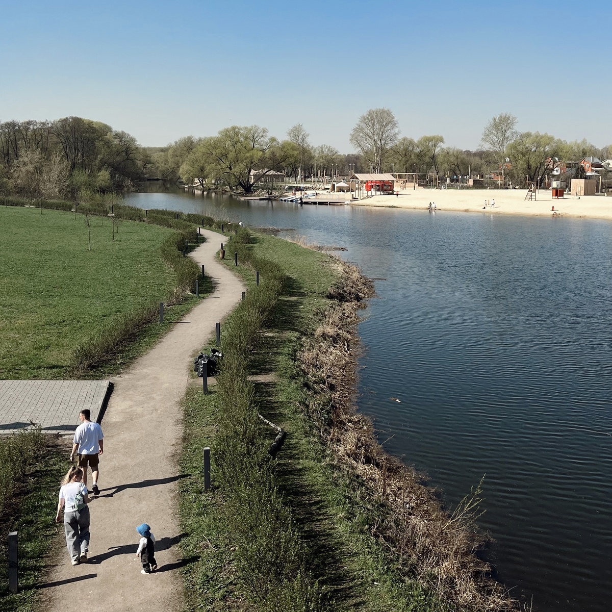 Уютная набережная. Вечером волшебно подсвечивается. Фото автора