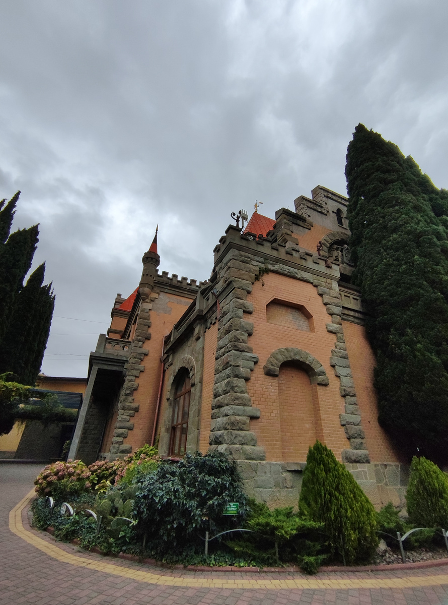 Юго-Восточной фасад здания дворца. 22.10.2025.