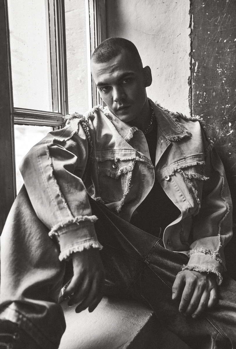    Джинсовая куртка и джинсы, всё Red September; майка Diesel (Jeans Club); чокер Omut (Poison Drop); кафф Oss (Poison Drop)Екатерина Гербей