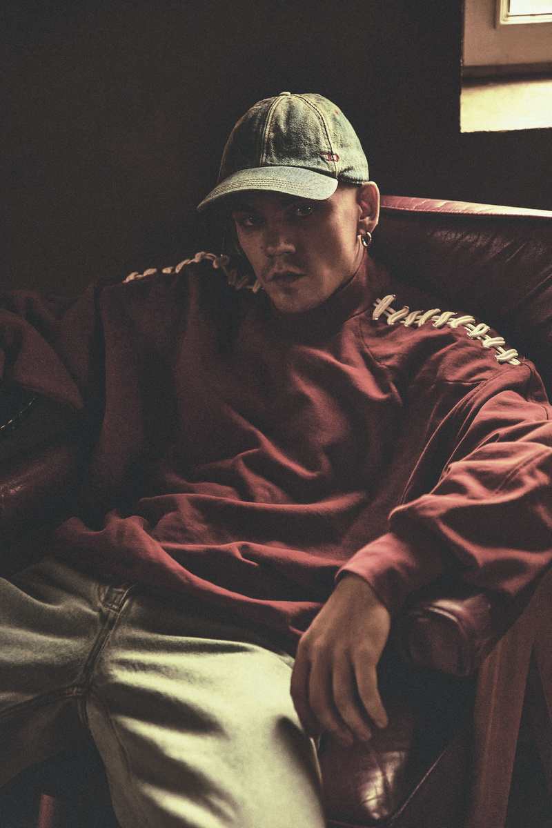    Свитшот Chernim Cherno; джинсы Calvin Klein (Jeans Club); бейсболка Diesel (Jeans Club)Екатерина Гербей