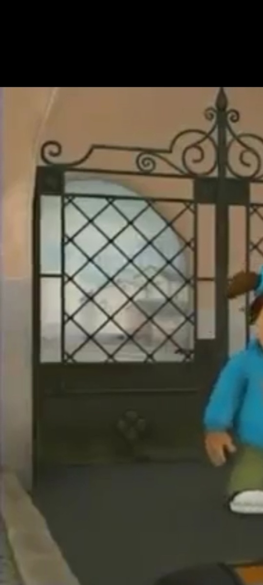 Пространство за металлическими воротами