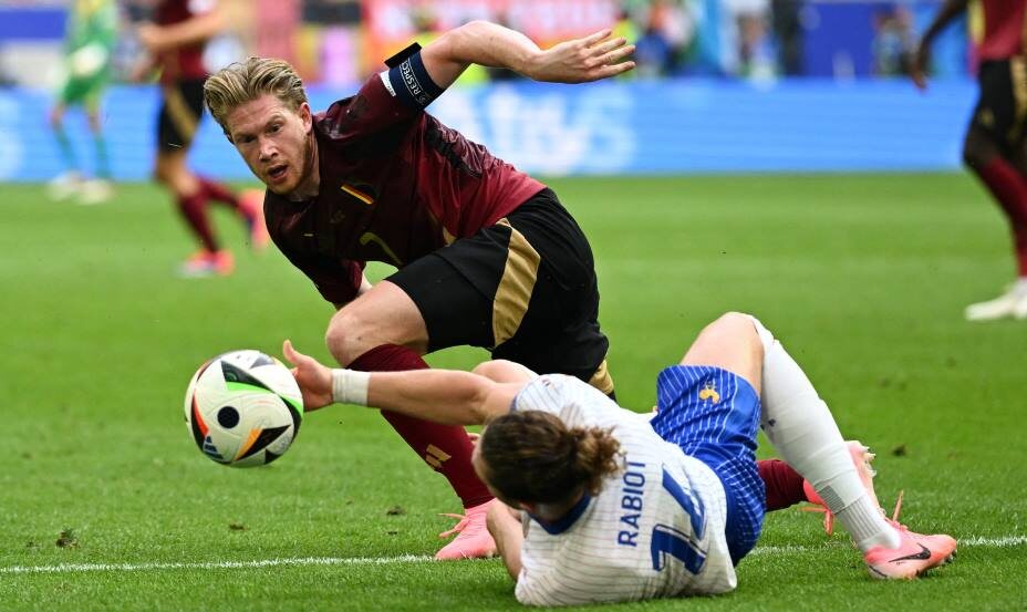    Де Брюйне пытается пройти Рабьо. Фото: Reuters
