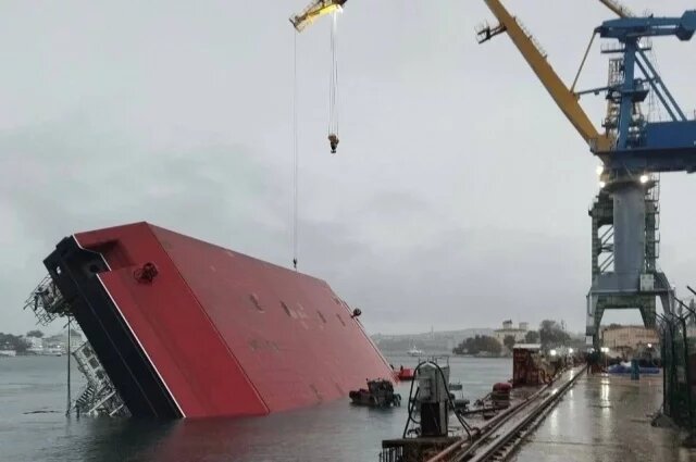    Два человека погибли при крушении плавучего крана в Крыму: что известно?