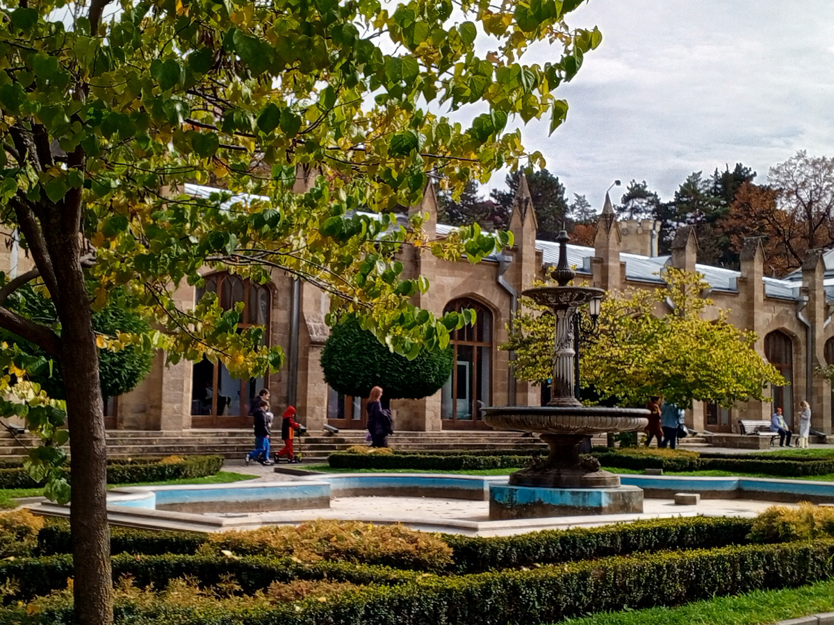 Фонтан Лягушки возле Нарзанной галереи.