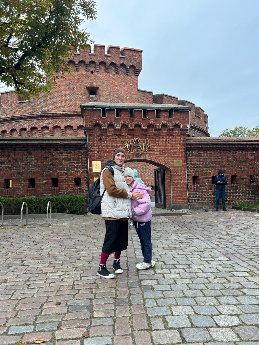 Одна из прогулок, общее фото есть в прошлой статье, а тут дочь с удовольствием снималась.