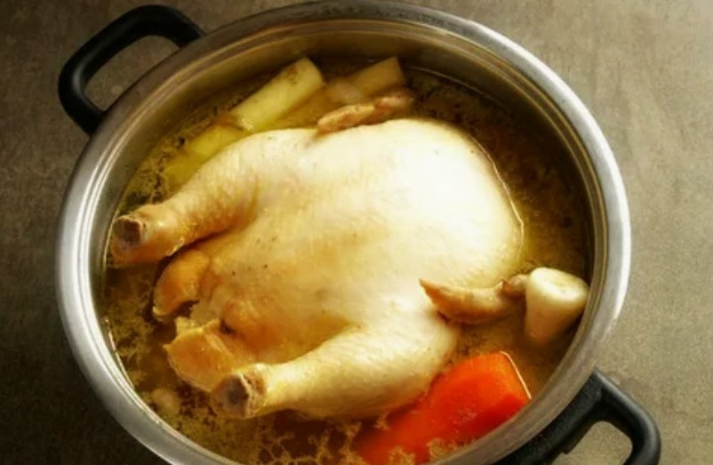 С тех пор я варю курицу только на втором бульоне. 