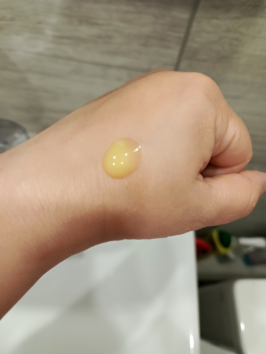 Этого количества хватит на две зоны под глазами.                                                               