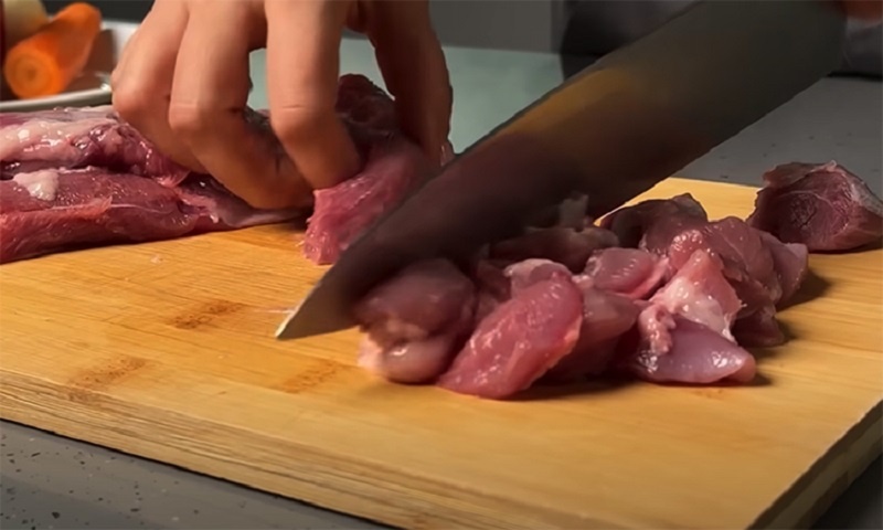 Жаркое в домашних хлебных горшочках: возвращаем забытую старинную традицию на современную кухню