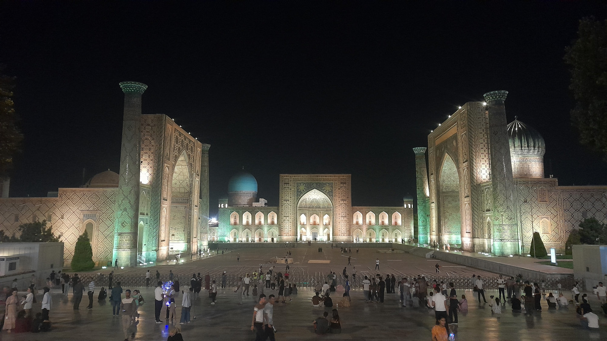 Площадь Регистан ночью, люди собираются на знаменитое световое шоу