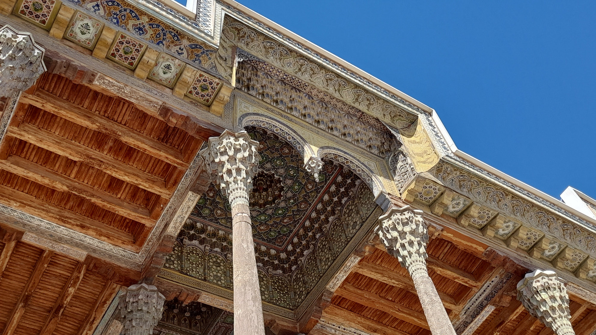 Бухара, деревянные своды и колонны мечети Боло-Хавуз