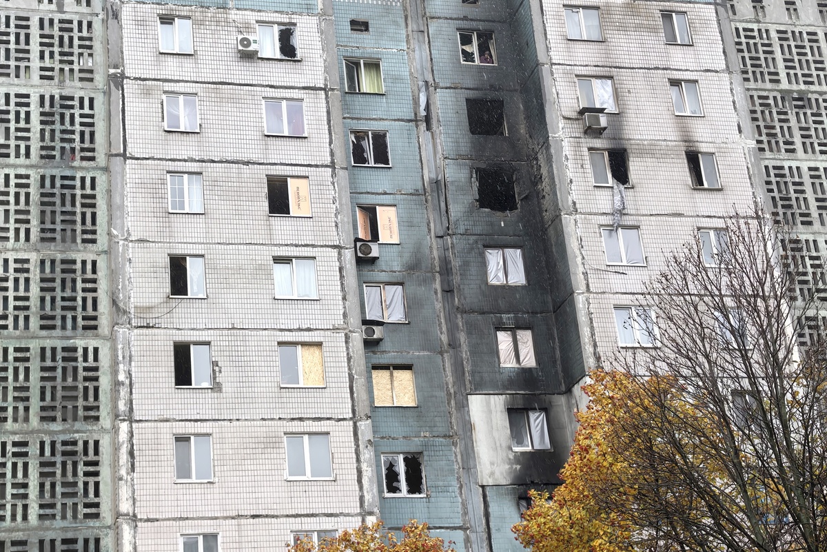    Пламя прошло через квартиры многоэтажки в Ленинском районе Донецка как мощный ураган. / Фото: Сергей Рутта/ РГ