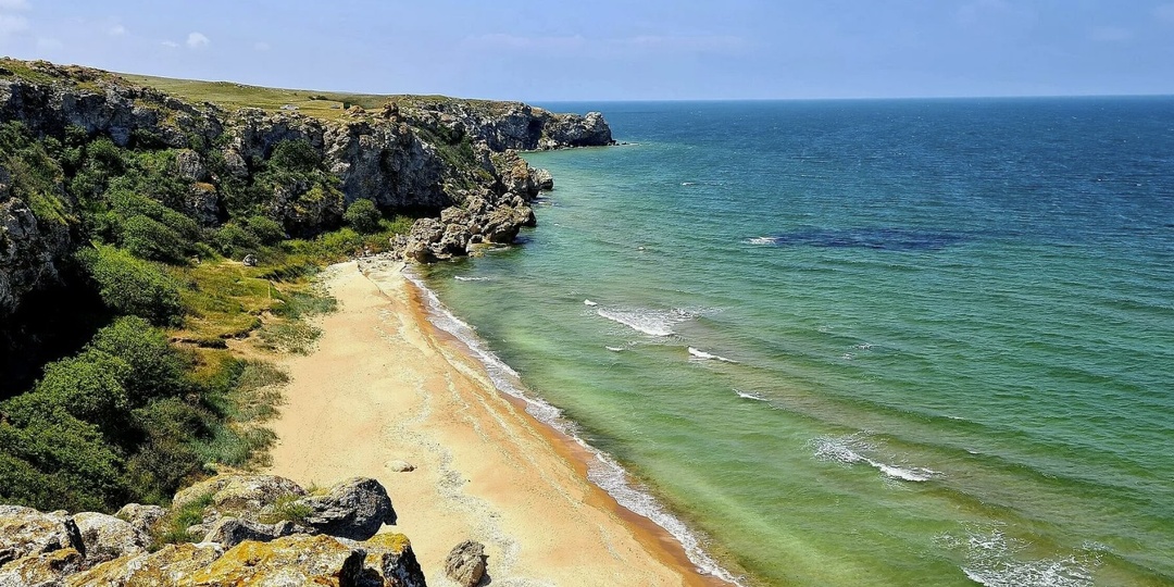 Пляжи у посёлка Ленино на Керченском полуострове славятся широким берегом и тёплым мелким морем. Вдоль линии воды часто гуляют чайки и цапли