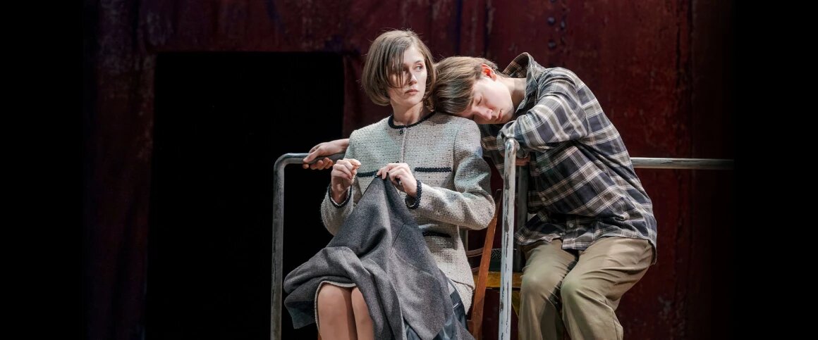 Макарская и Вася, сцена из спектакля, фото с официального сайта театра им. Гоголя