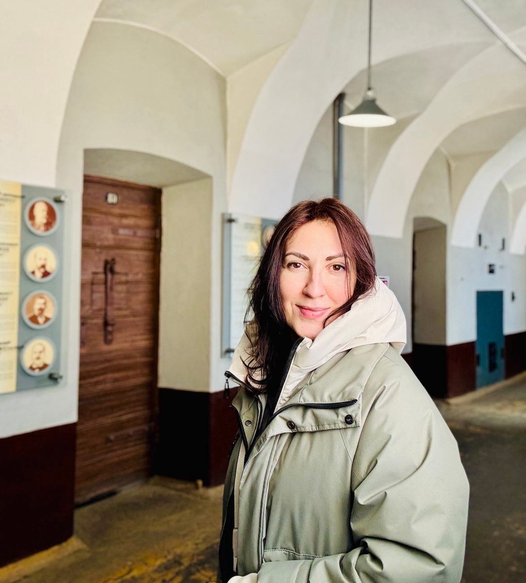 Привет, это Юля, автор канала "Дама с чемоданом". И здесь я в Петропавловской крепости