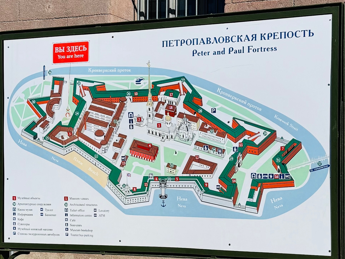 Петропавловская крепость построена без традиционных крепостных башен, что было уникальным и новым решением для того времени