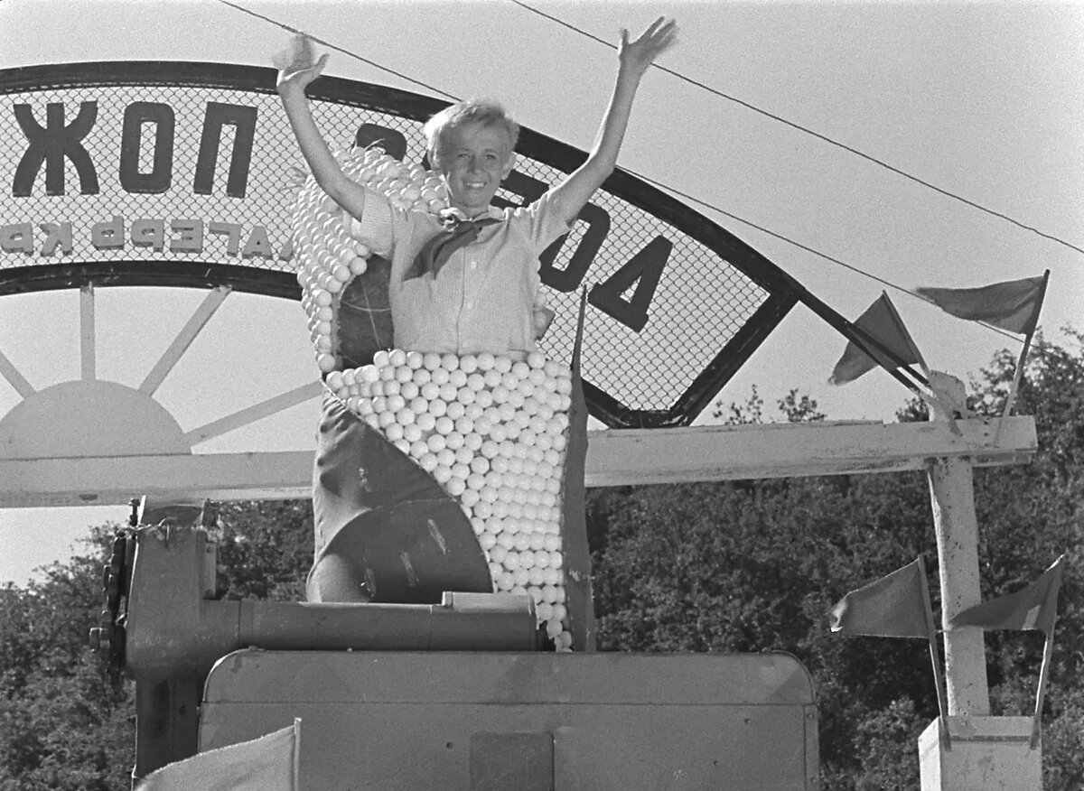 Кадр из фильма и Царица полей