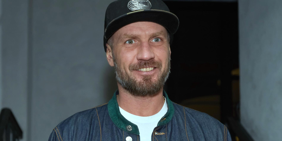 Переживший ампутацию Роман Костомаров показал, как плавает в бассейне